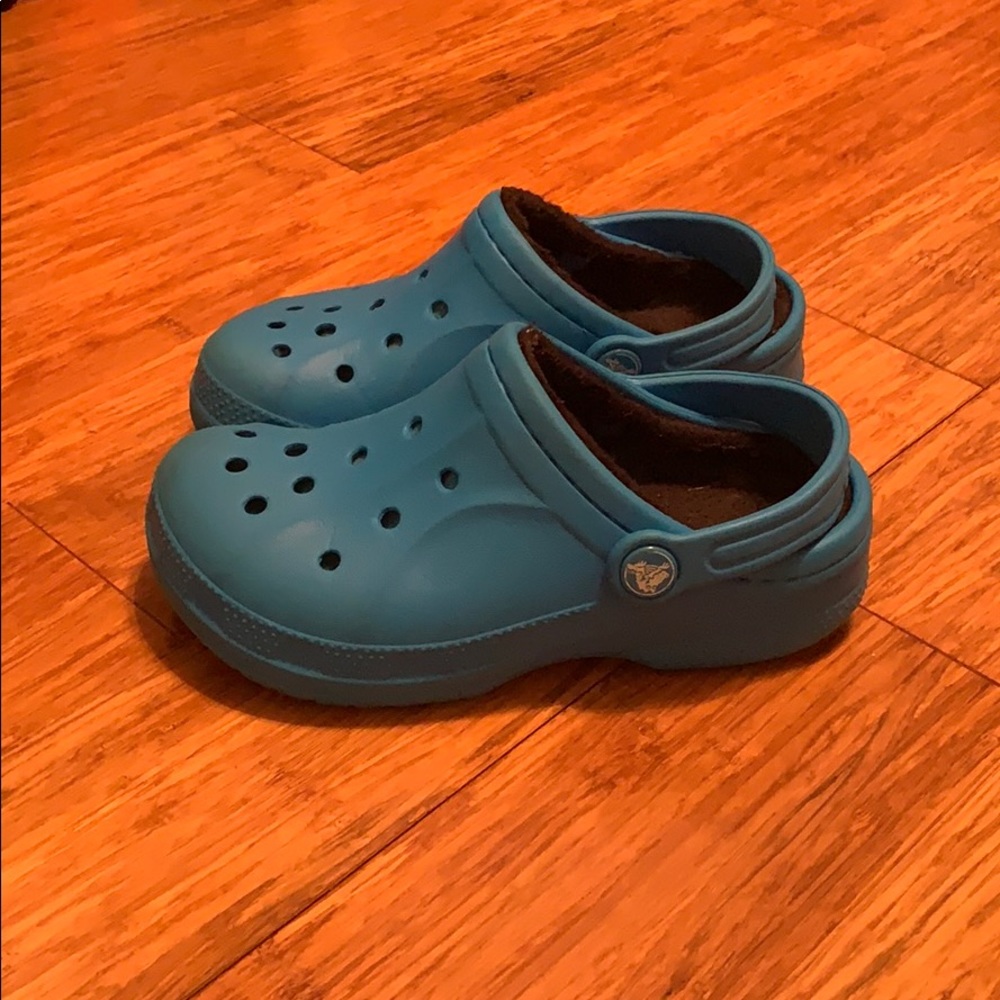 Boys Crocs Blue, Size 12 14 fleece lined